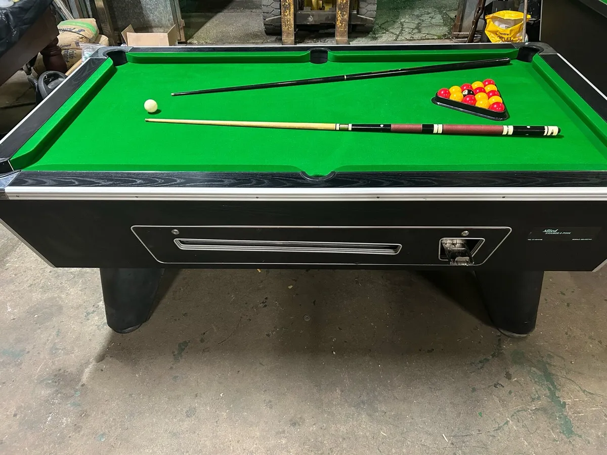 Pool table - Image 1