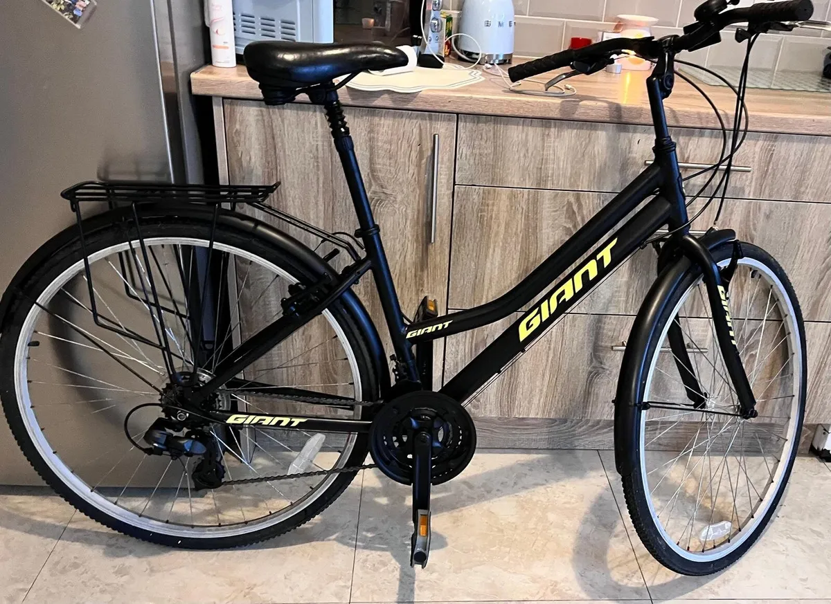 GIANT LADIES HYBRID BIKE CONDITION LIKE NEW ALUMIN - Image 2