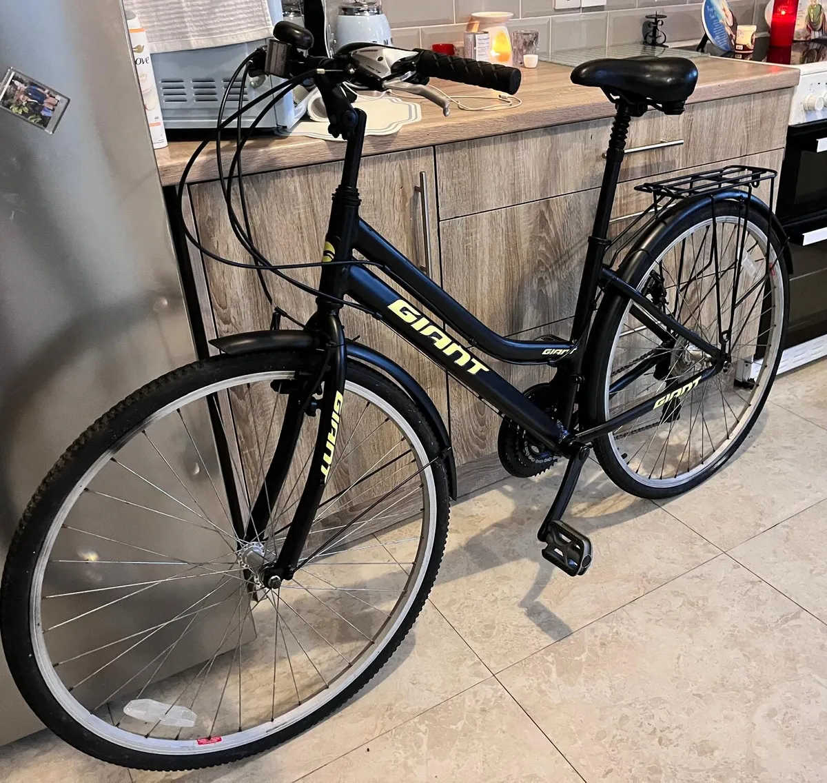 GIANT LADIES HYBRID BIKE CONDITION LIKE NEW ALUMIN - Image 3