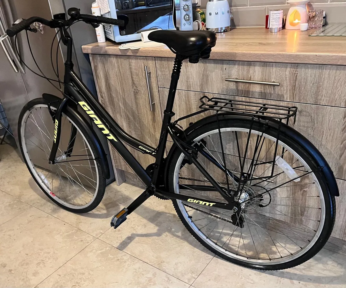 GIANT LADIES HYBRID BIKE CONDITION LIKE NEW ALUMIN - Image 4