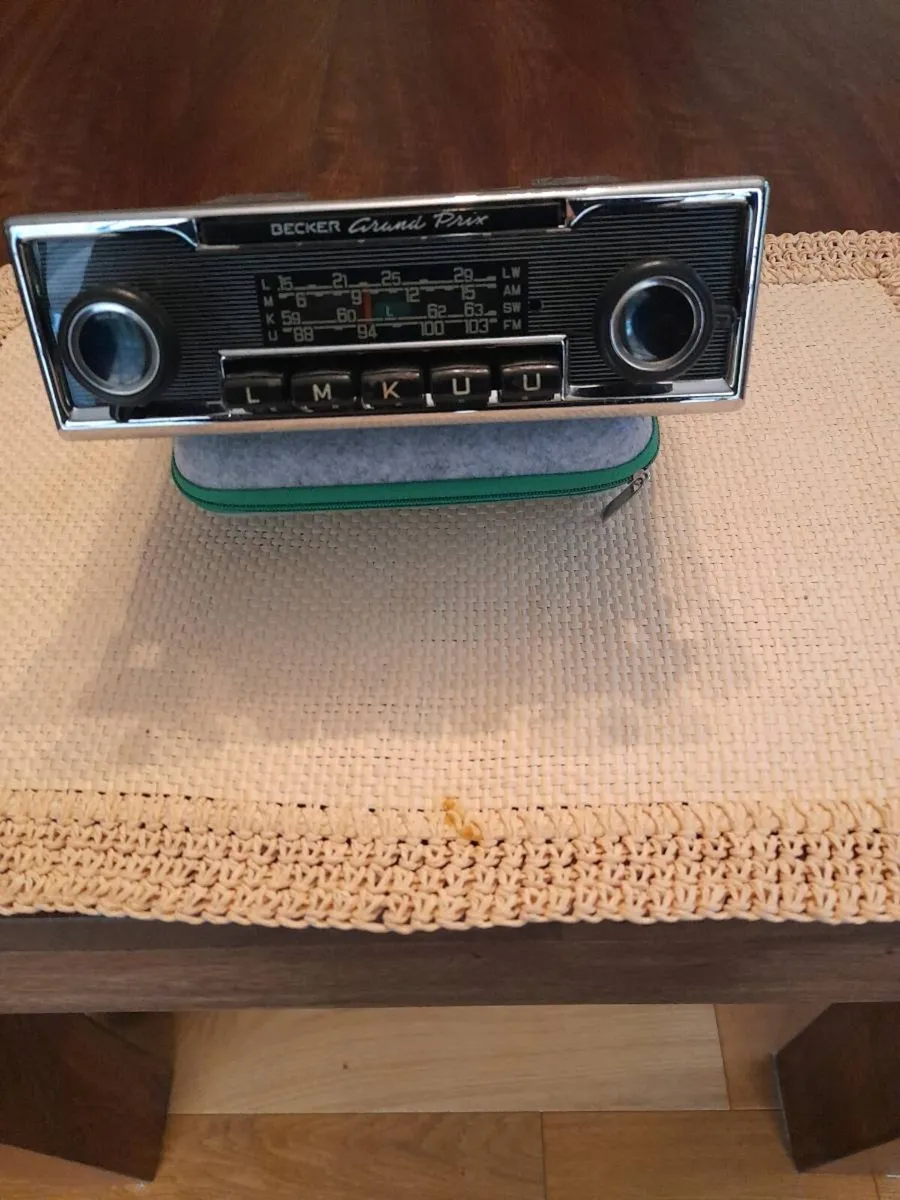 Vintage car radio - Image 1
