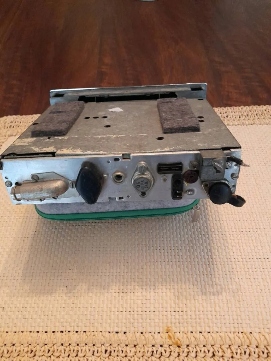 Vintage car radio - Image 2