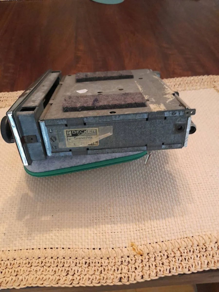 Vintage car radio - Image 3