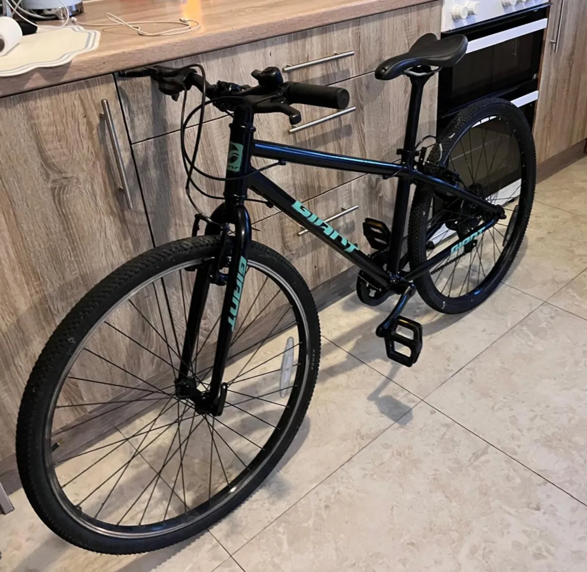 GIANT HYBRID BIKE 24 INCH 
18 SPEED SHIMANO GEARS - Image 3