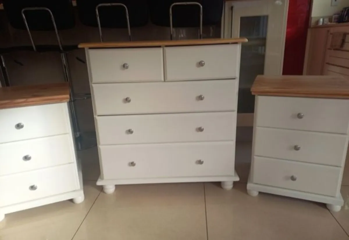 Chest of drawers and 2 matching lockers - Image 1