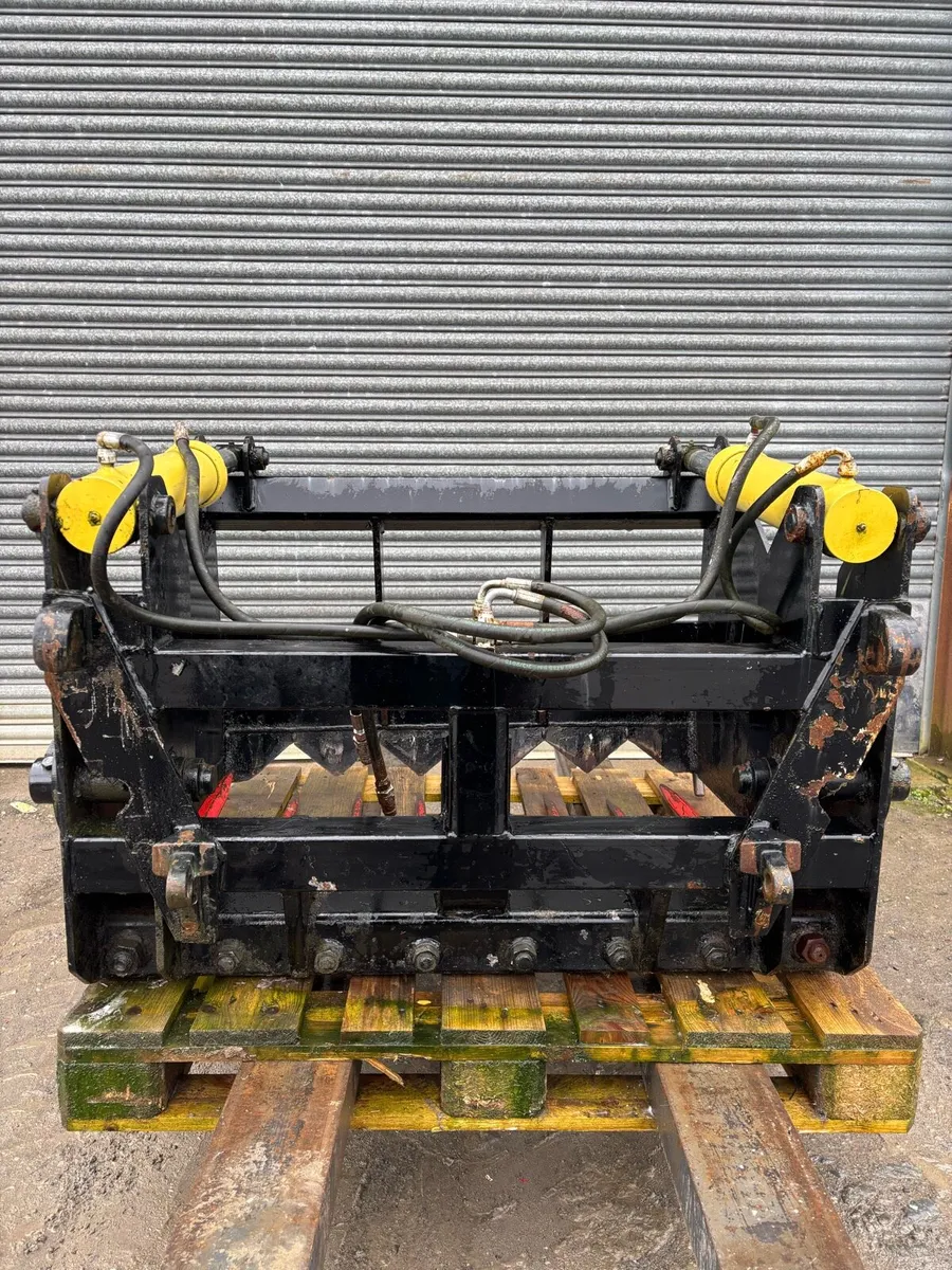 Selection of 4ft/4”3ft shear grabs - Image 2