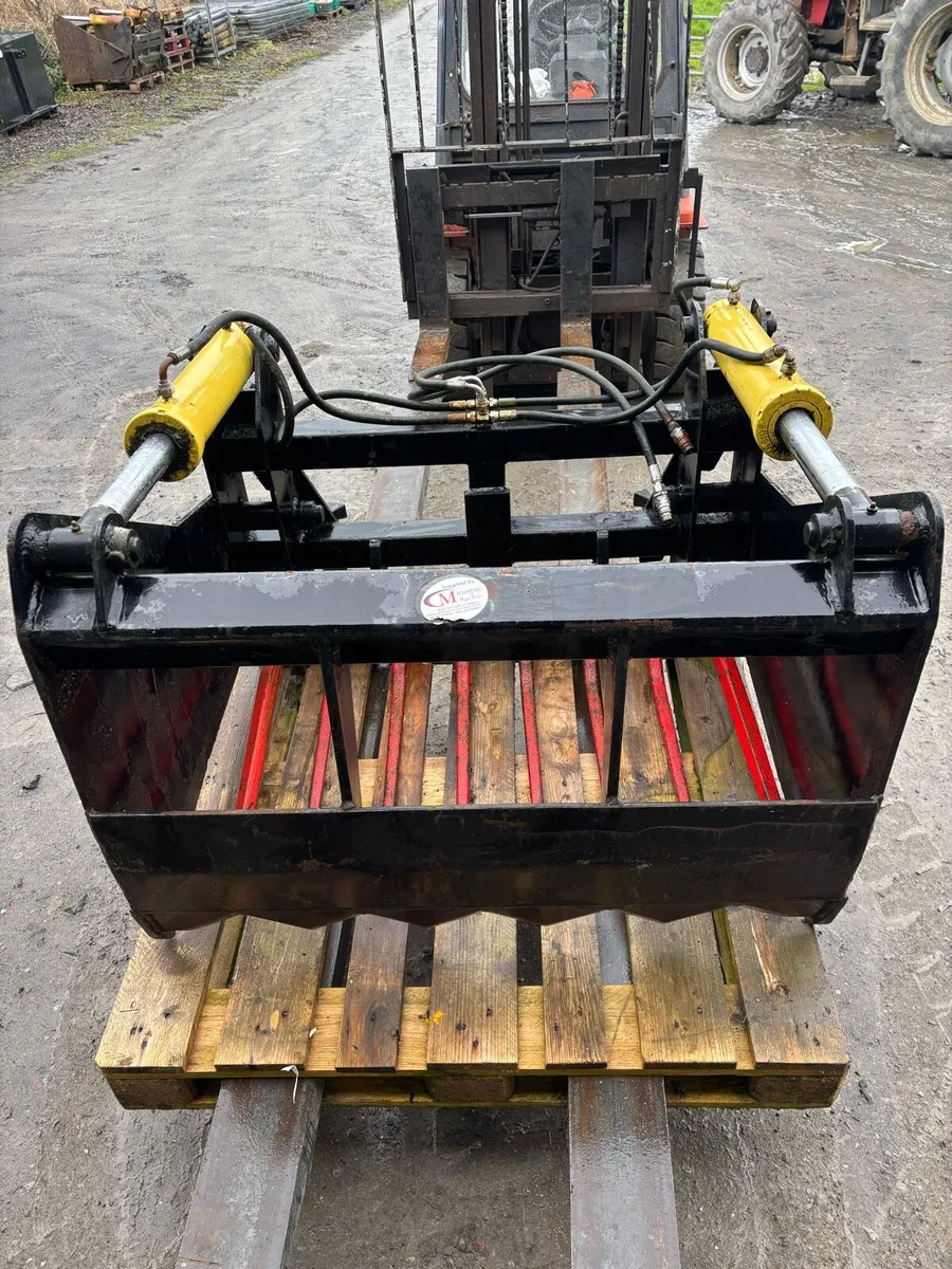 Selection of 4ft/4”3ft shear grabs - Image 4