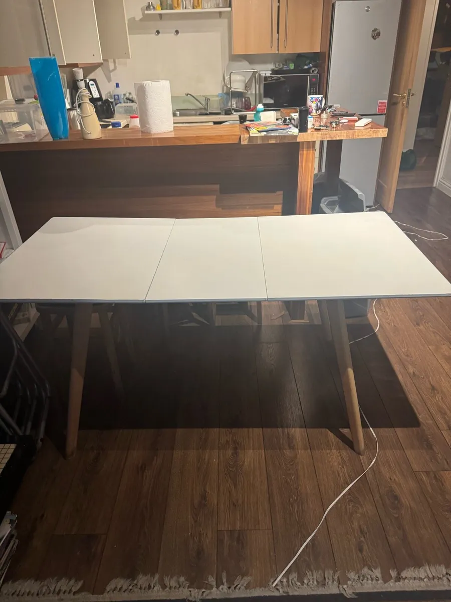 Dining table. Extendable - Image 1