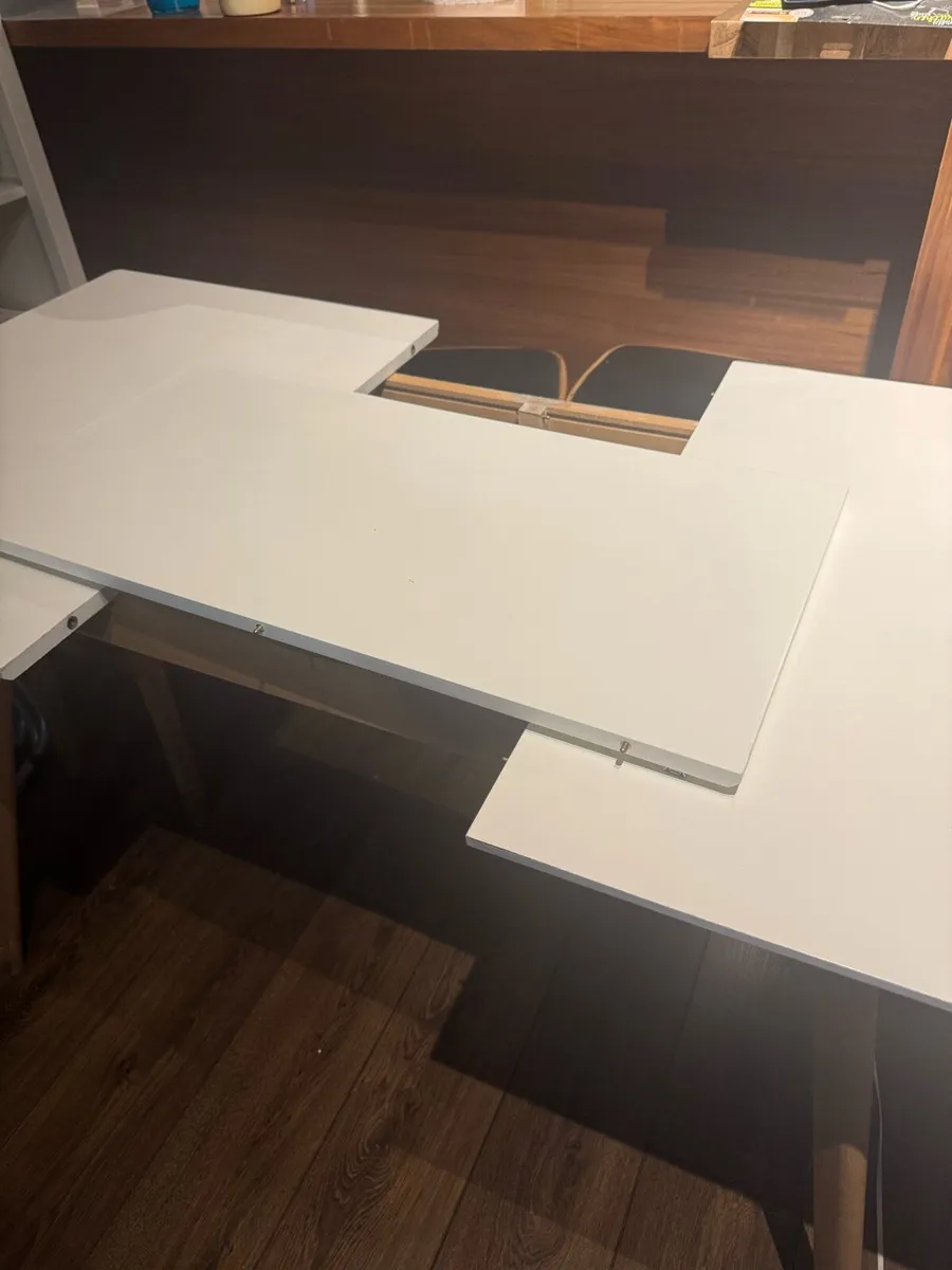 Dining table. Extendable - Image 3