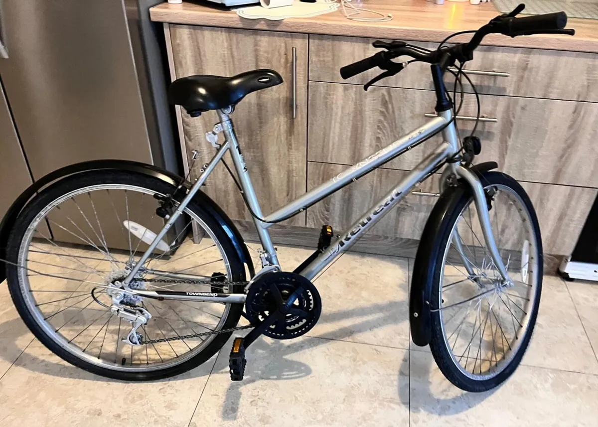 ADULTS HYBRID BIKE 
24 GEARS SHIMANO BRAKES AND GE - Image 3