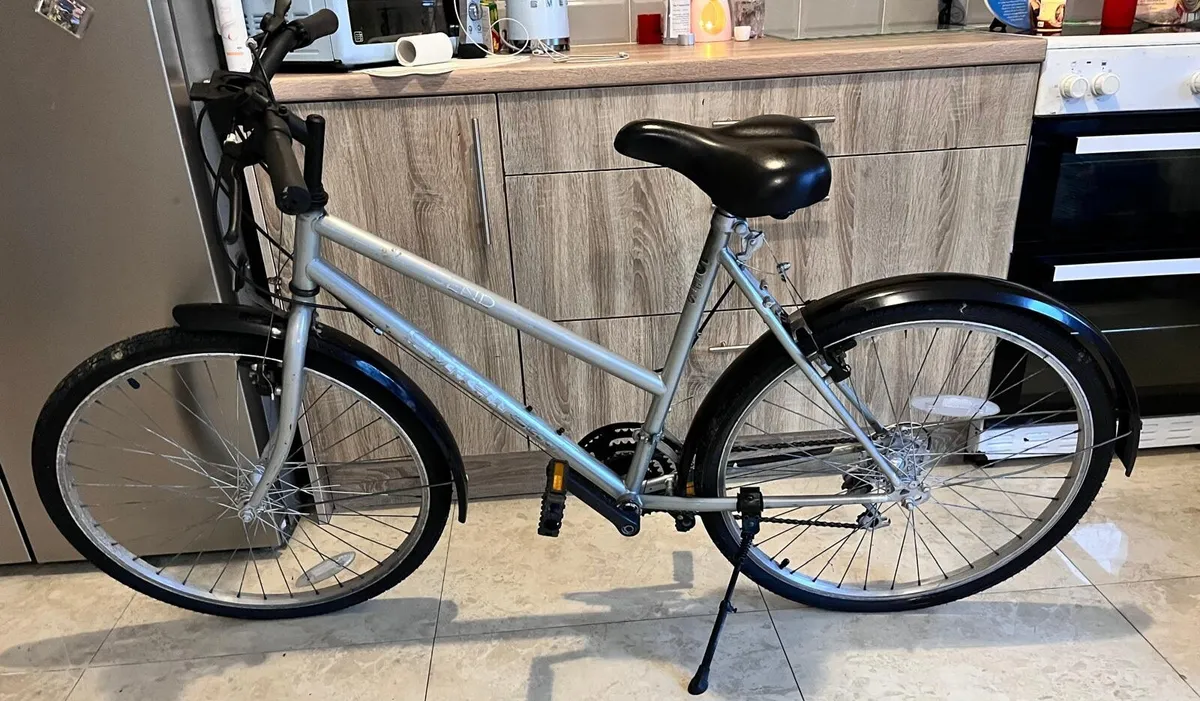 ADULTS HYBRID BIKE 
24 GEARS SHIMANO BRAKES AND GE - Image 4