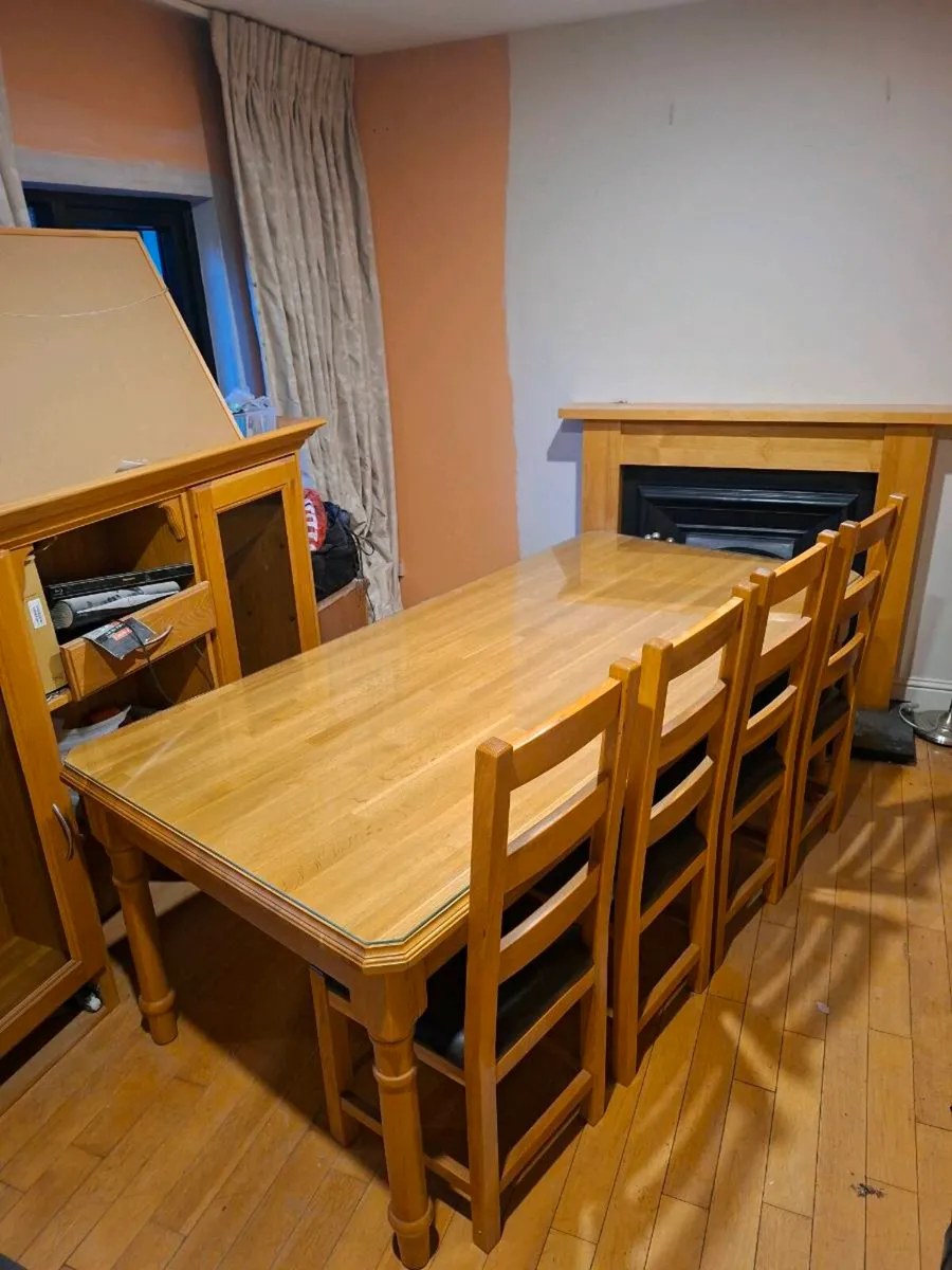 Table and chairs - Image 4