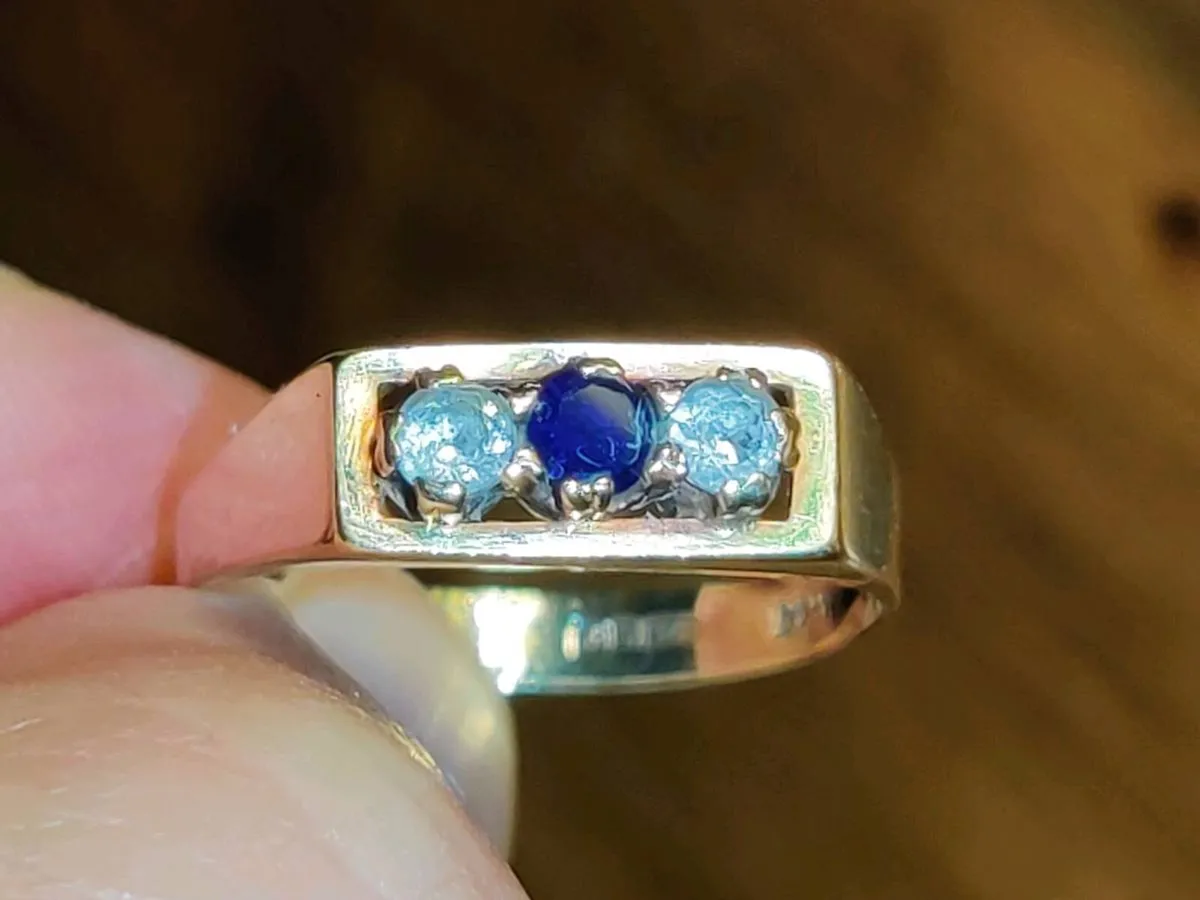 RARE SQUARE SAPPHIRES, 9CT Thick Gold Vintage Ring - Image 1