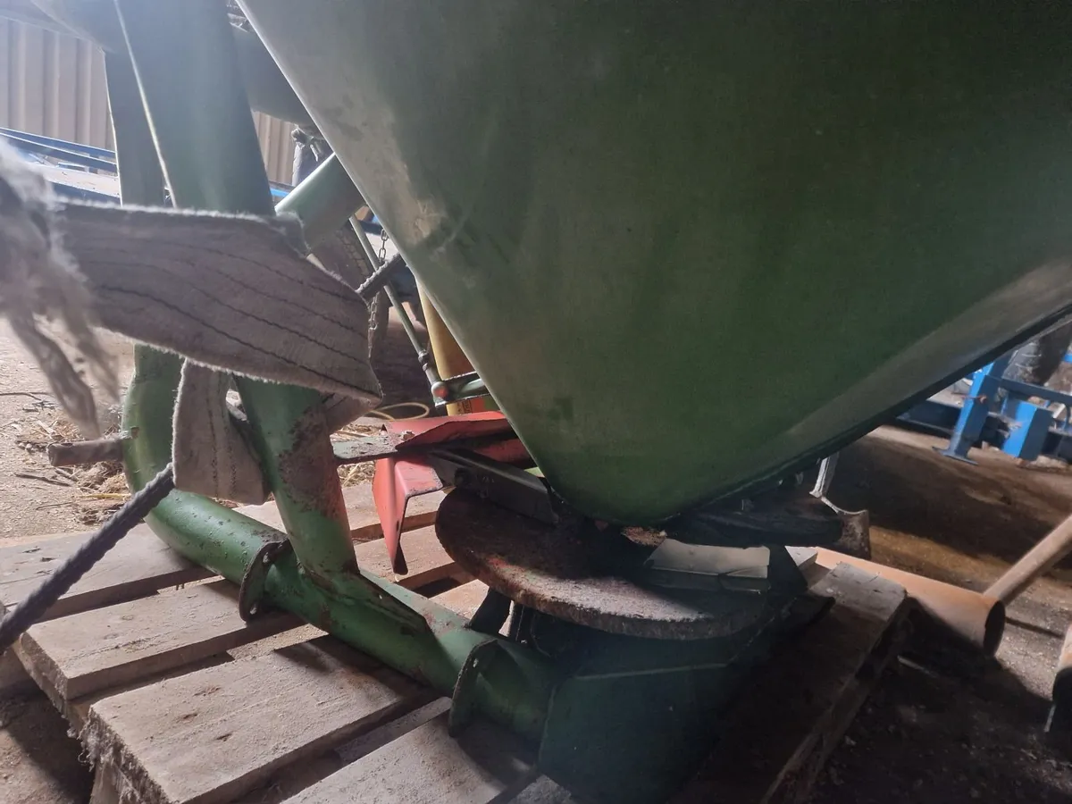 Amazone Fertiliser spreader - Image 4