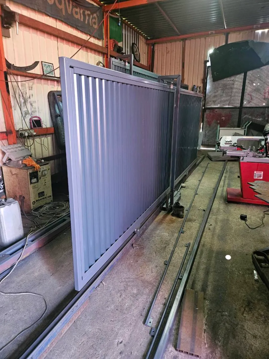 Electric roller gates - Image 1