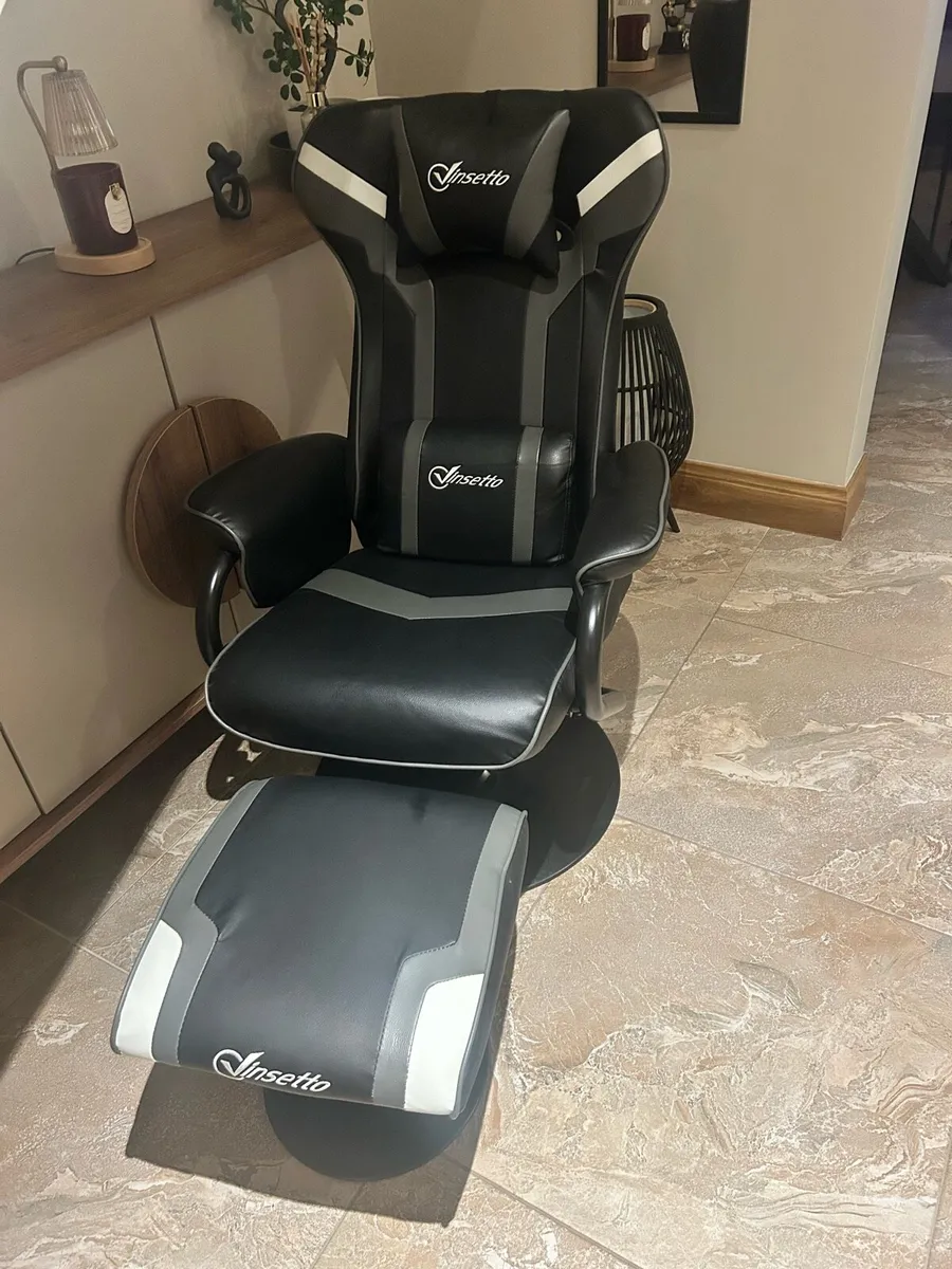 Gaming chair and footstool - Image 4