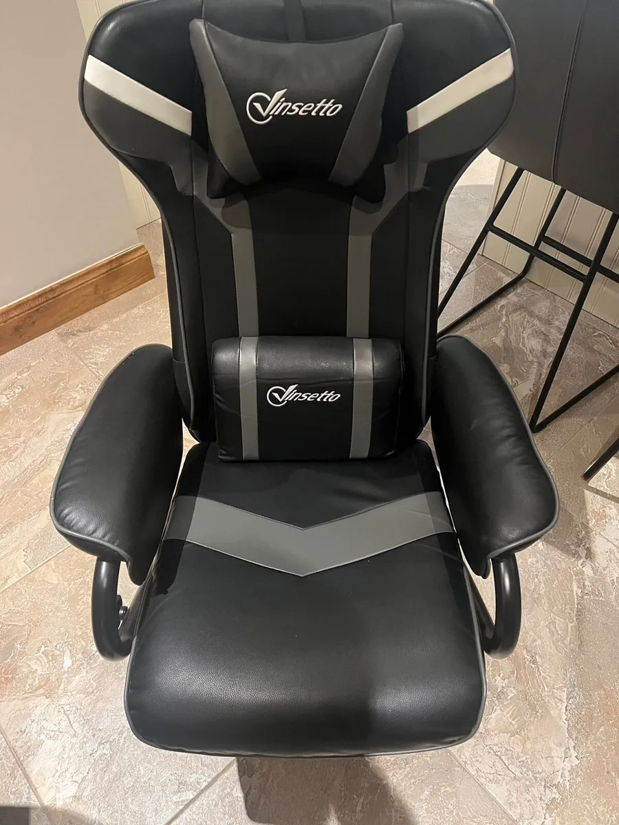 Gaming chair and footstool - Image 2