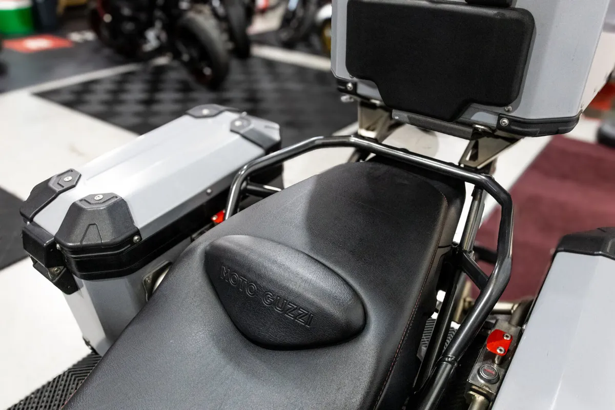 Moto Guzzi V85TT Guardia D'Onore 2024 - Image 3