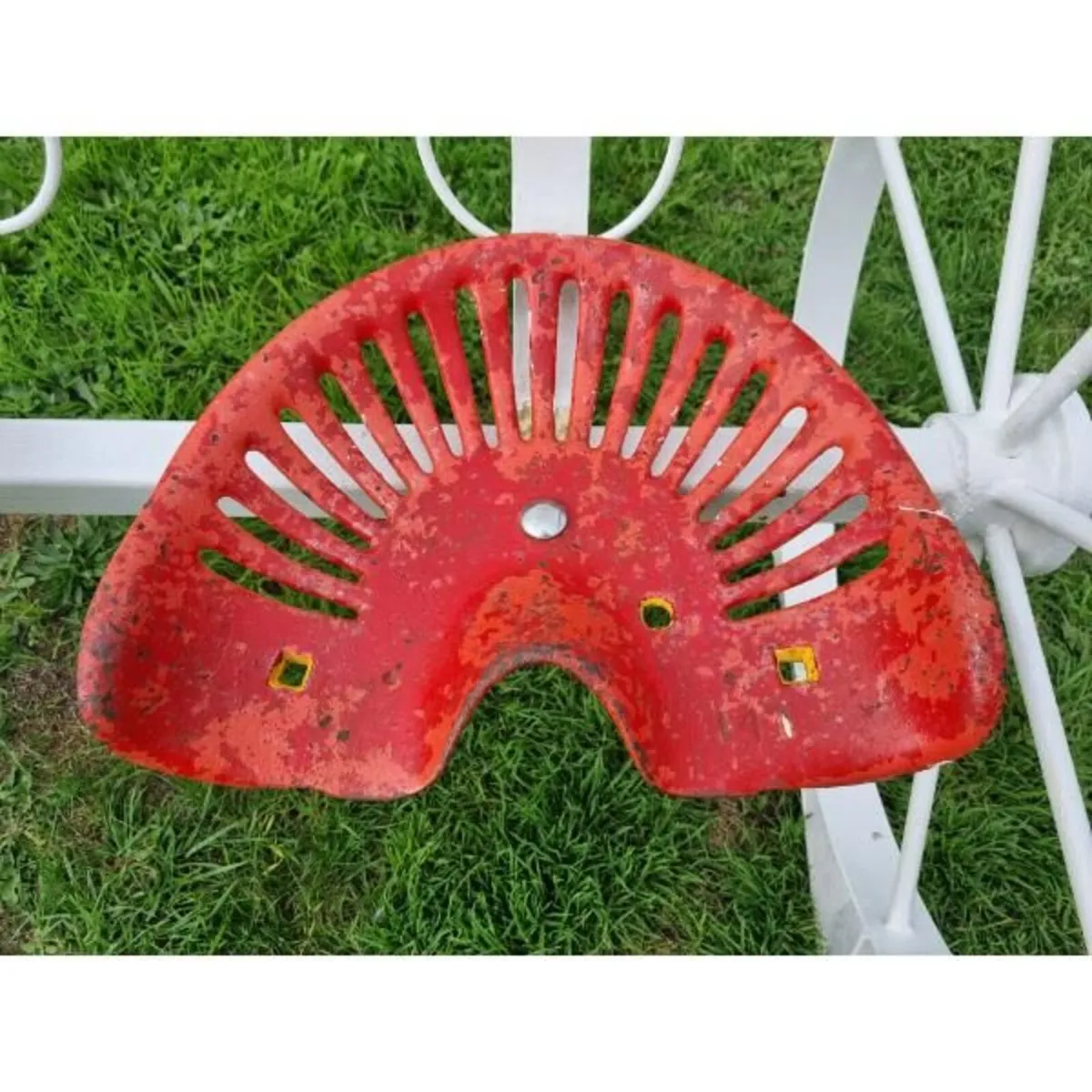 Cart Wheel Bench With Tractor Seats White KAS1354 - Image 3