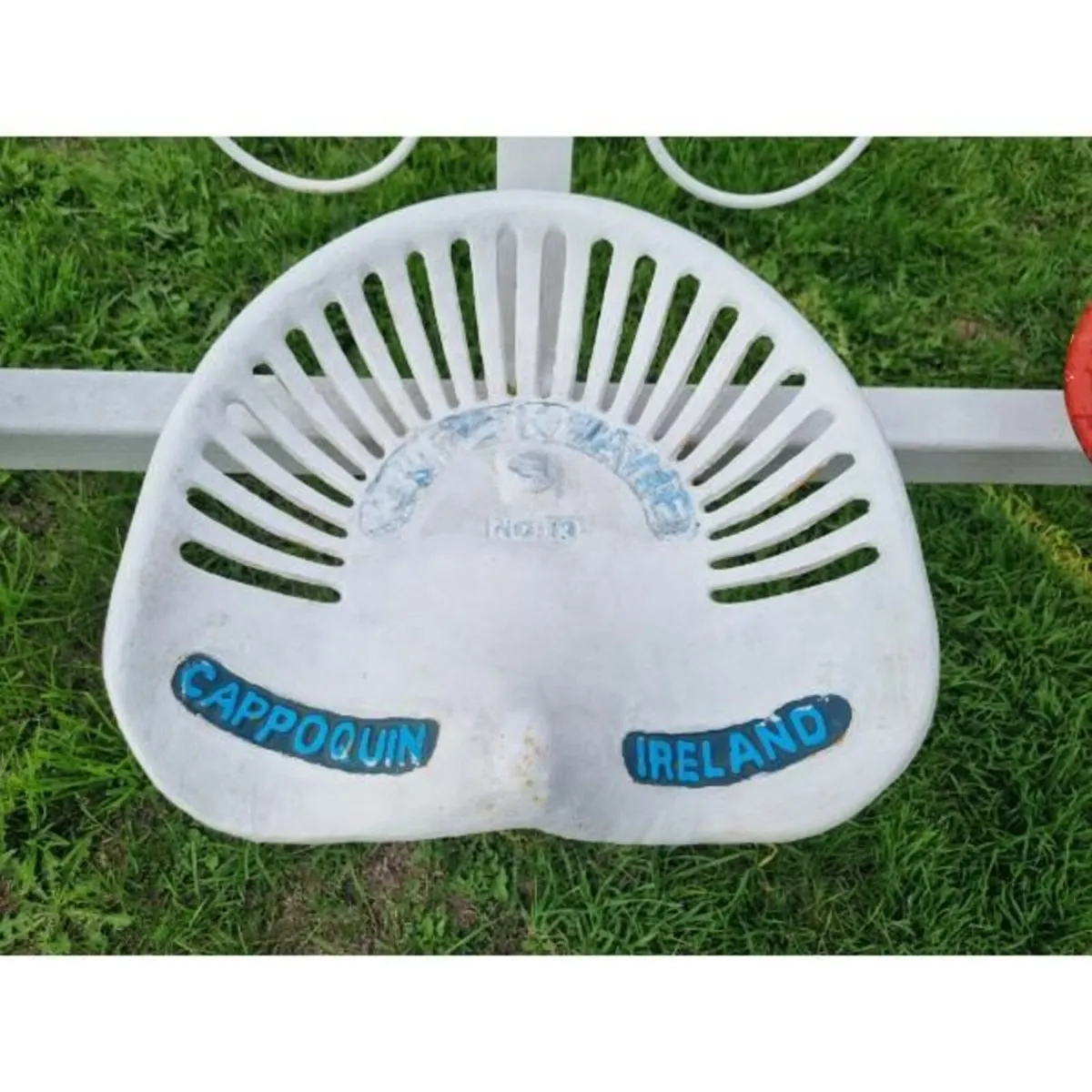 Cart Wheel Bench With Tractor Seats White KAS1354 - Image 4
