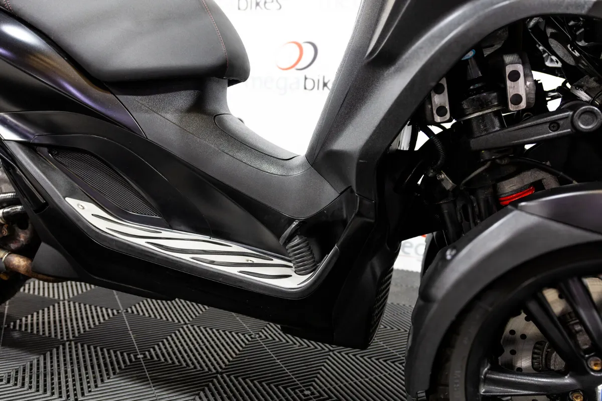 Piaggio MP3 300 Sport 2021 - Image 4