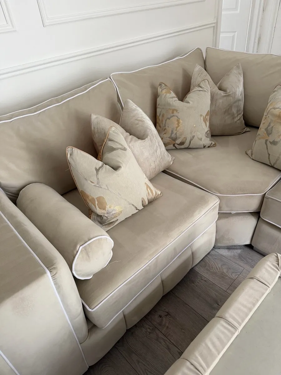 Sofa and table - Image 2