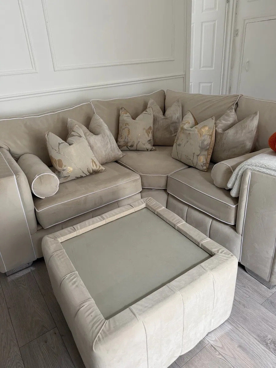 Sofa and table - Image 3