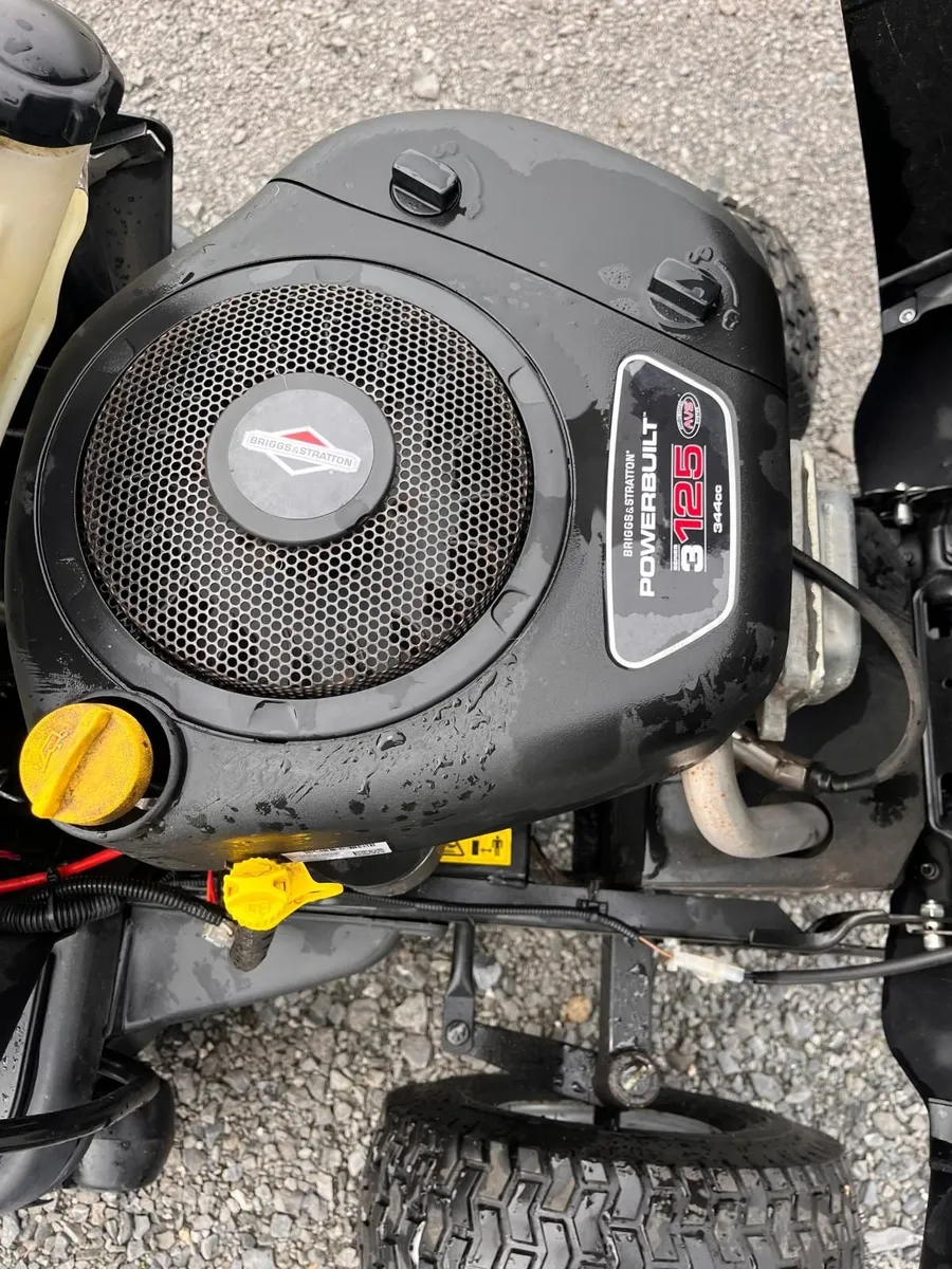 Ride on lawnmower - Image 1