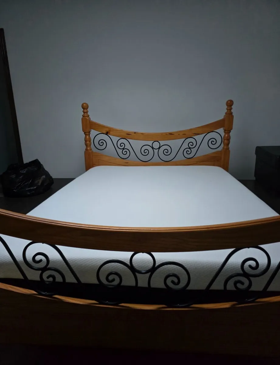King size bed - Image 1