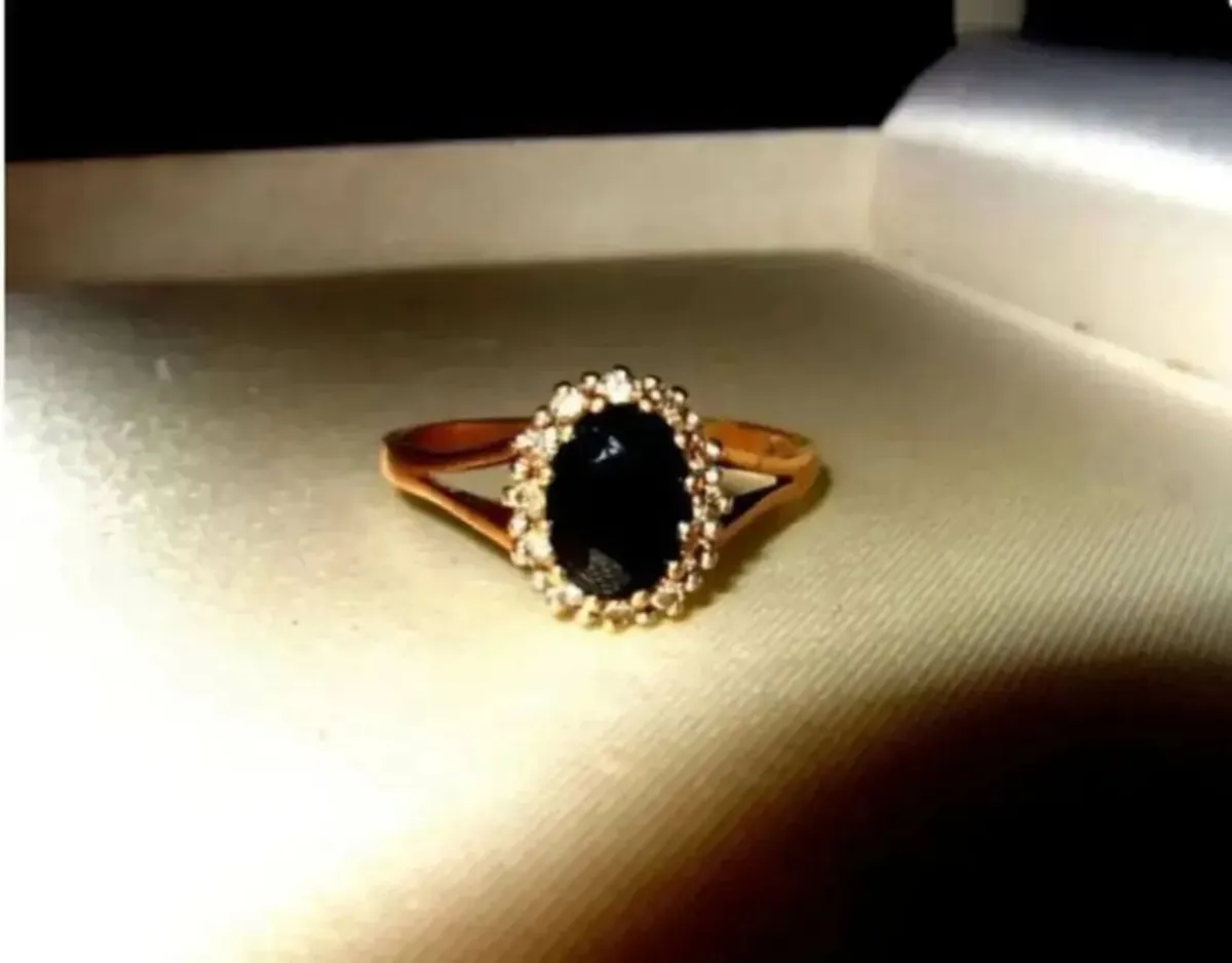 Vintage 9ct Gold Sapphire and Diamond Ring - Image 3