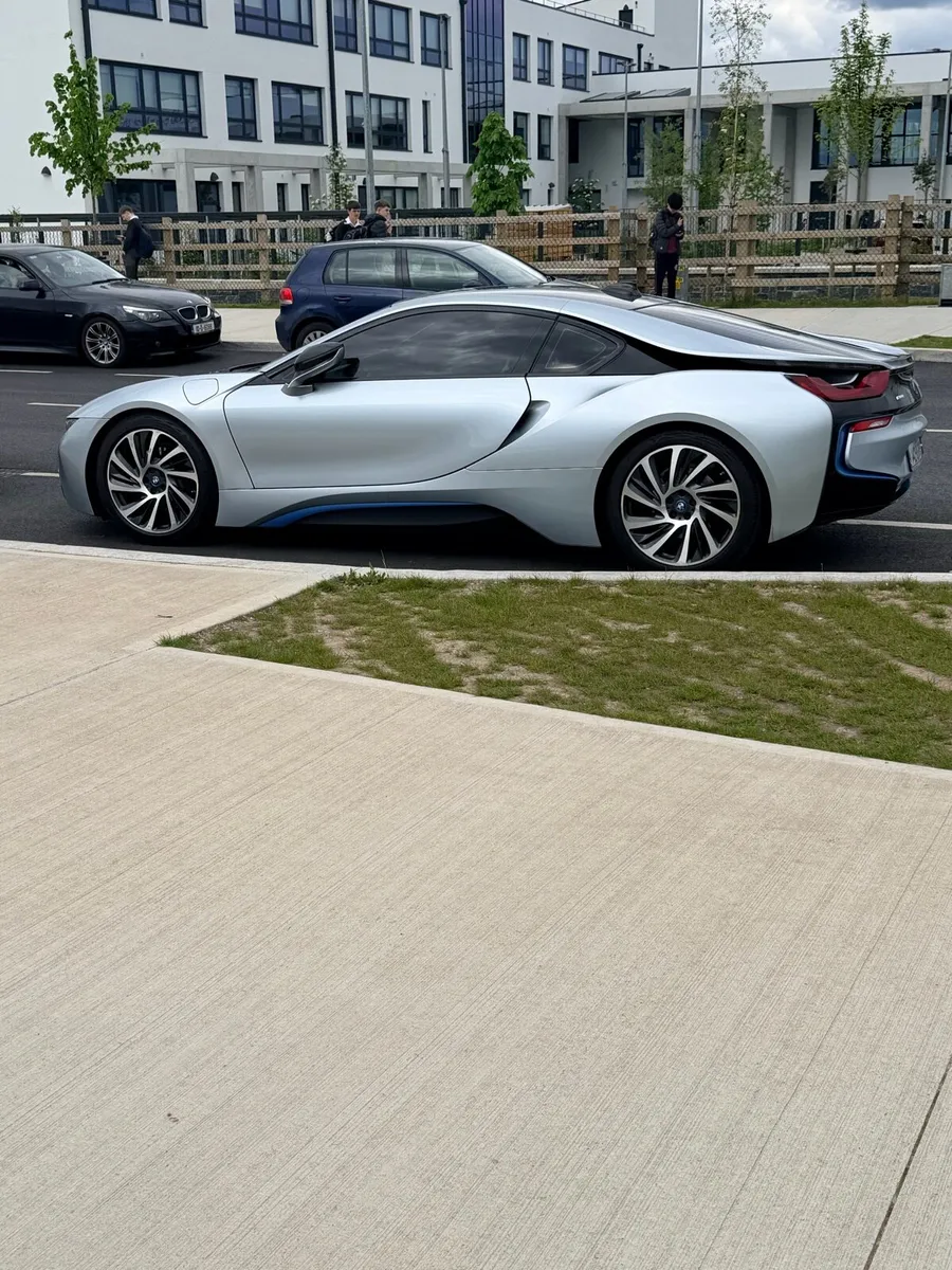 BMW i8 - Image 3