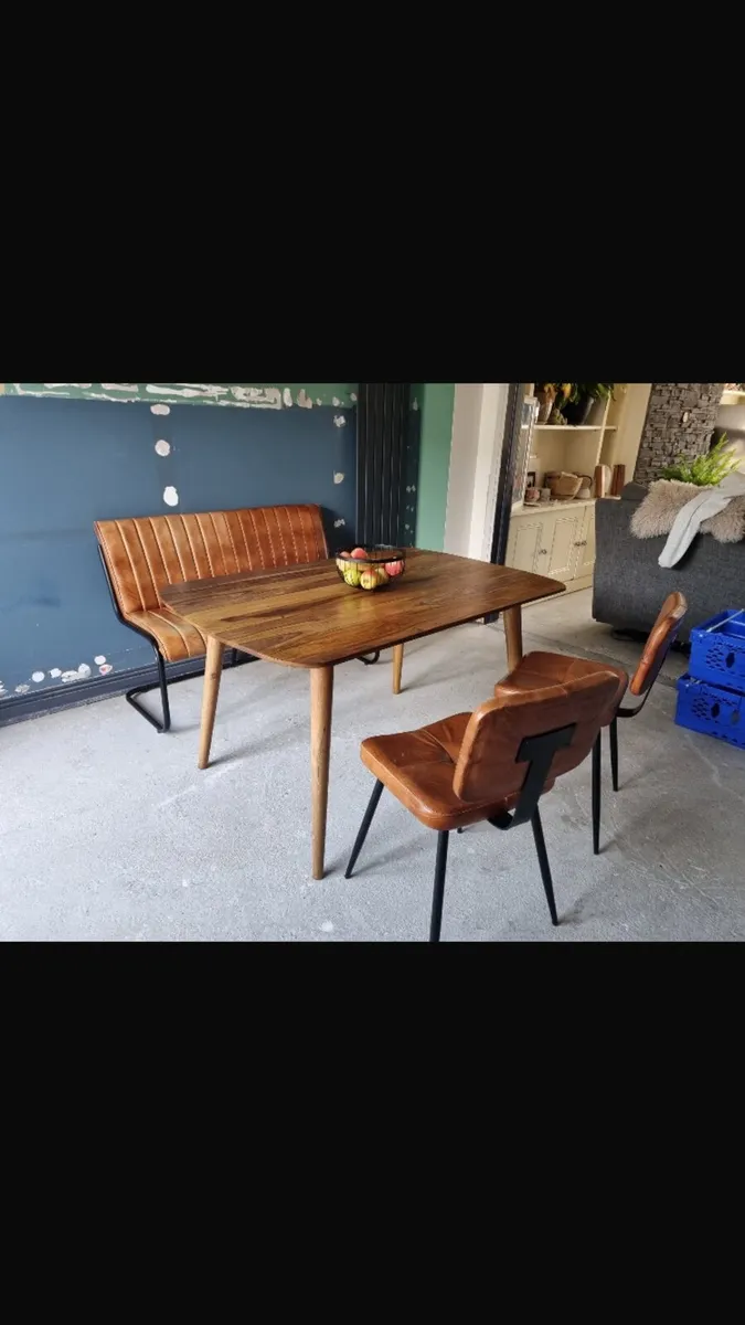 Table and chairs - Image 1