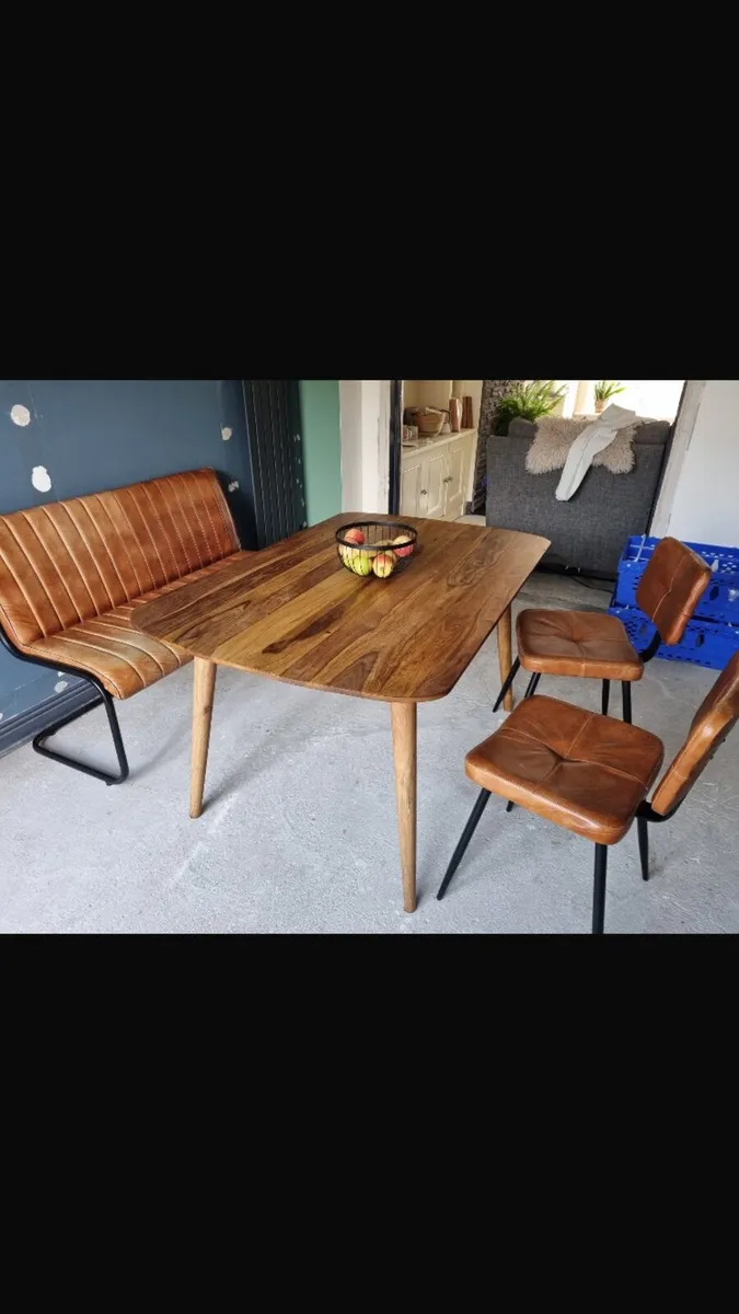 Table and chairs - Image 2