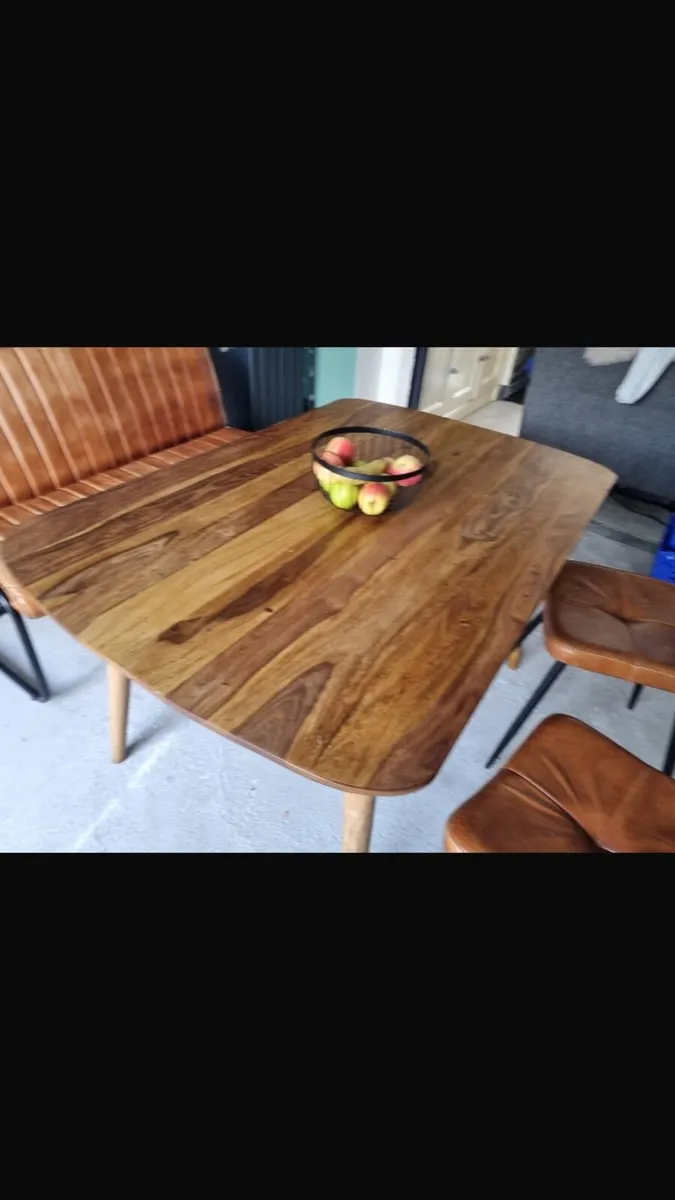 Table and chairs - Image 3