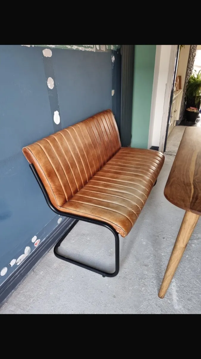 Table and chairs - Image 4