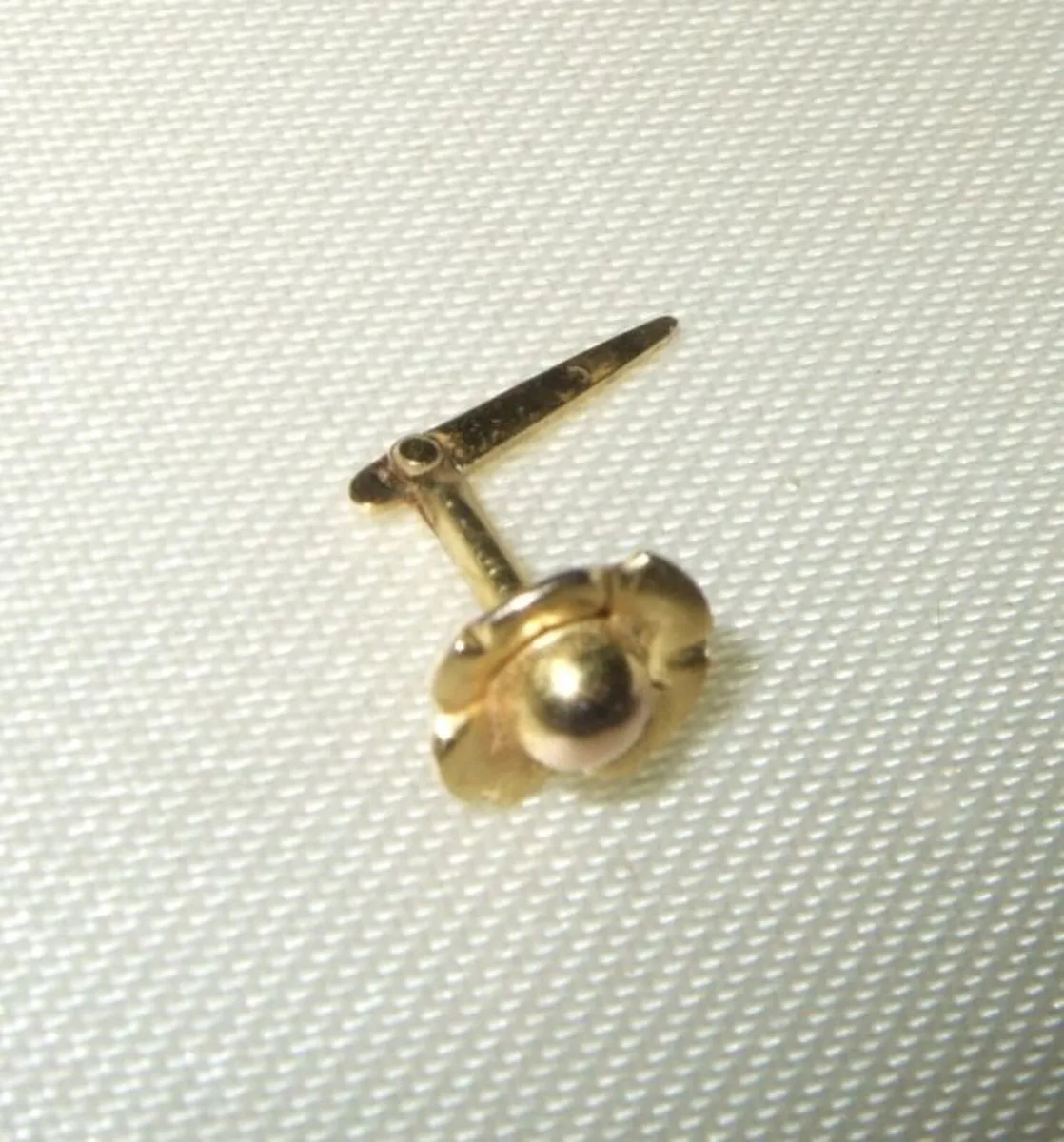 Pristine Vintage 9ct Gold Flower Stud Earring - Image 1