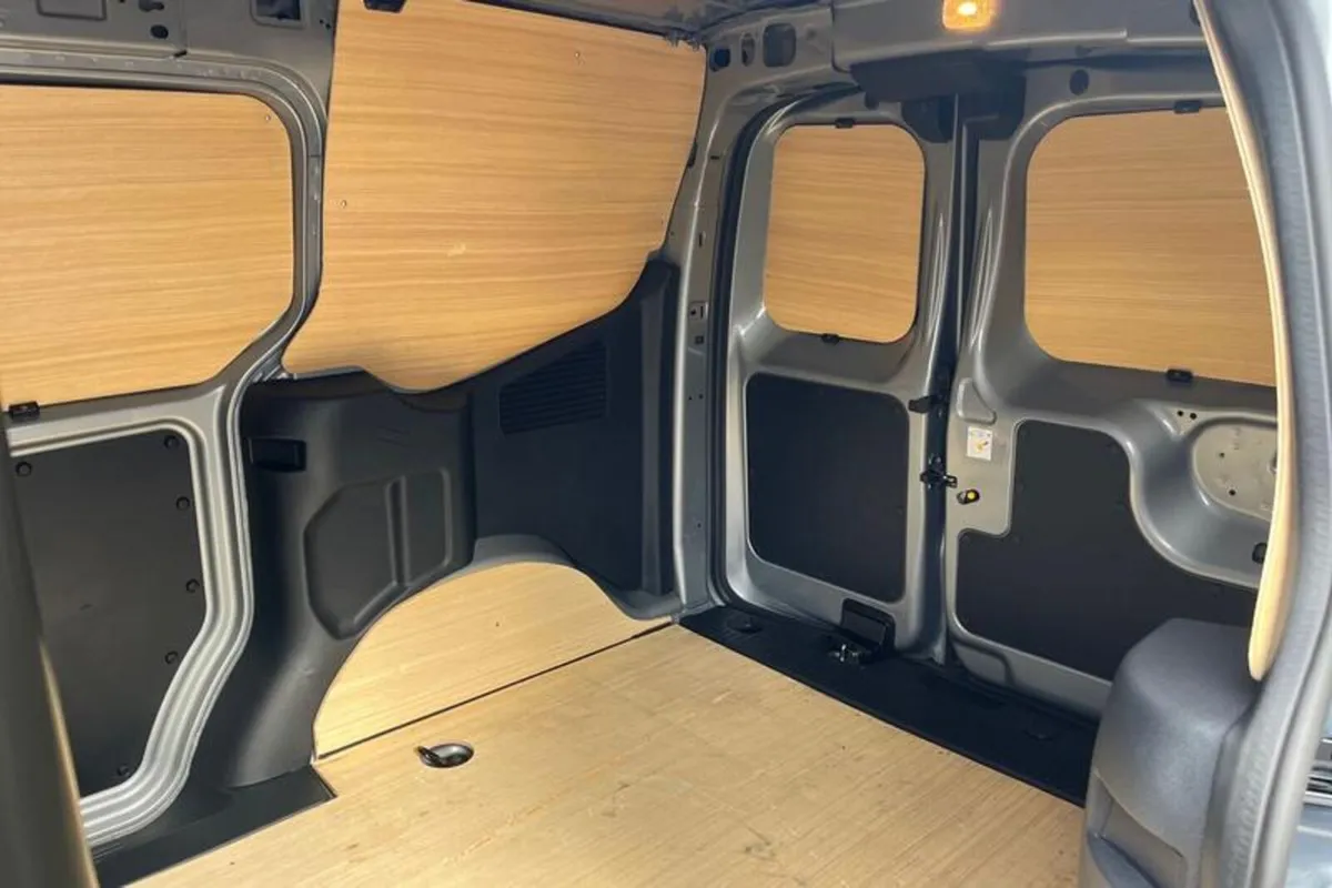 Ford Transit Courier Limited 1.5 EcoBlue - Image 4