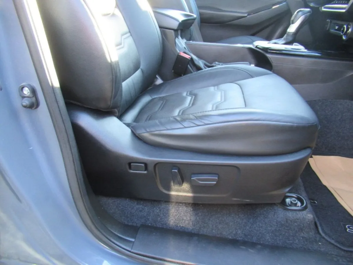 1.9 TD V-Cross Steel Edition Pickup D/C 4dr Diesel - Image 3