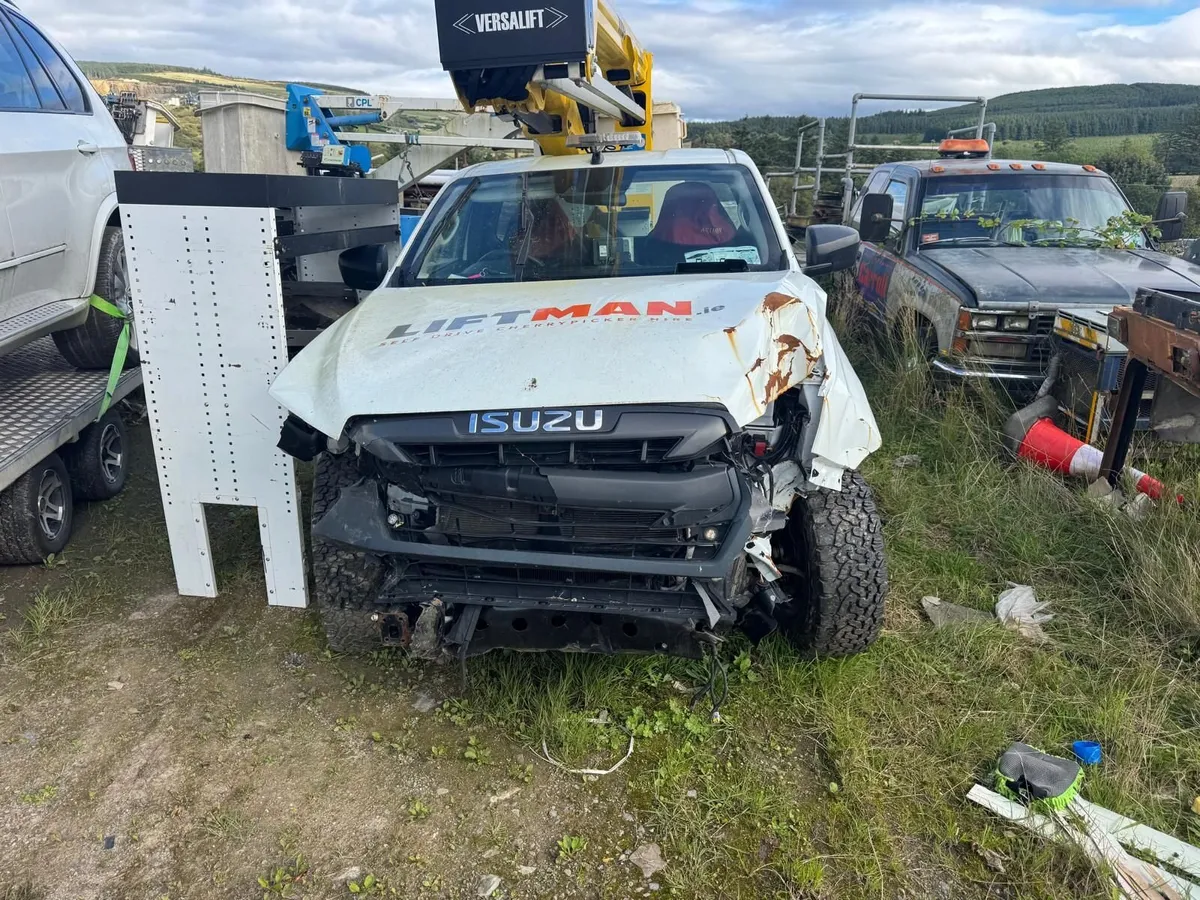 2023 Isuzu Versalift cherrypicker DAMAGED - Image 1