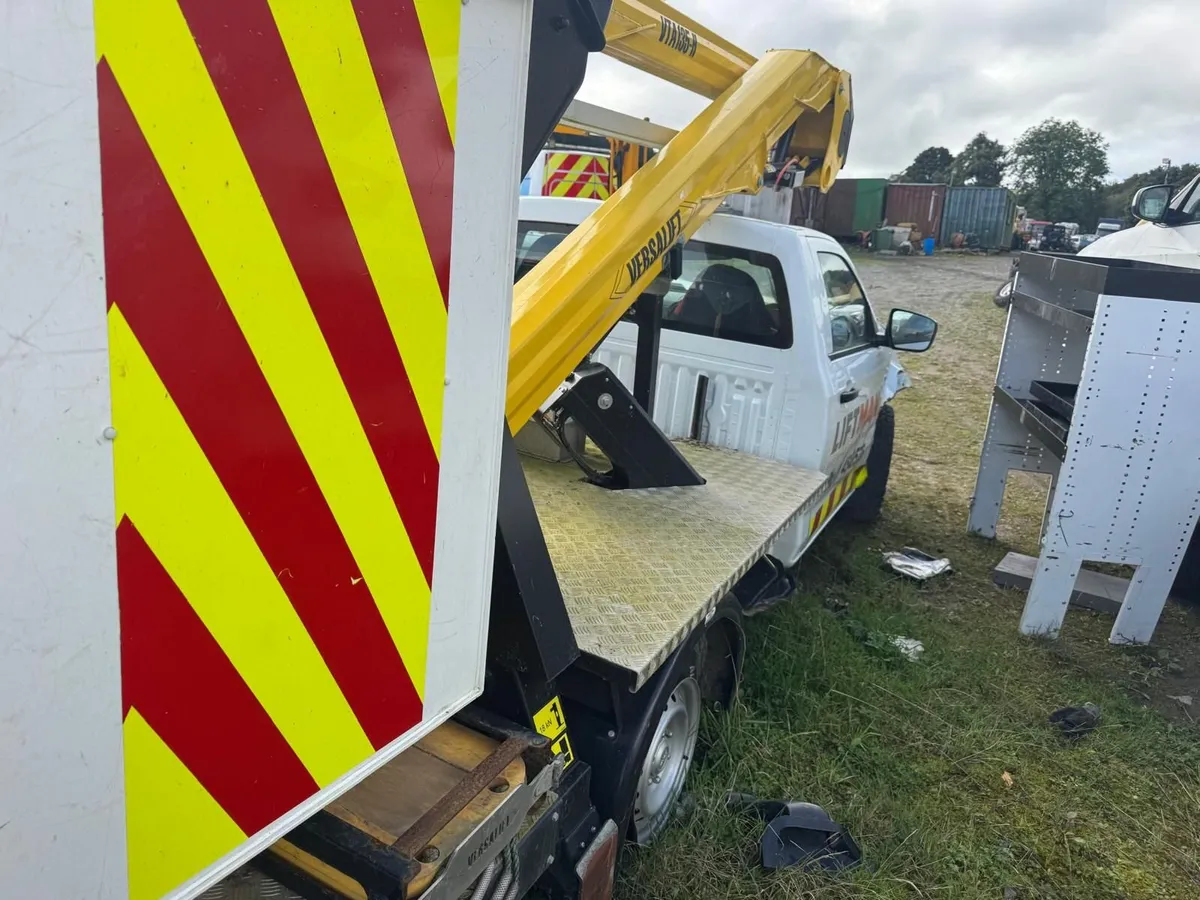 2023 Isuzu Versalift cherrypicker DAMAGED - Image 2