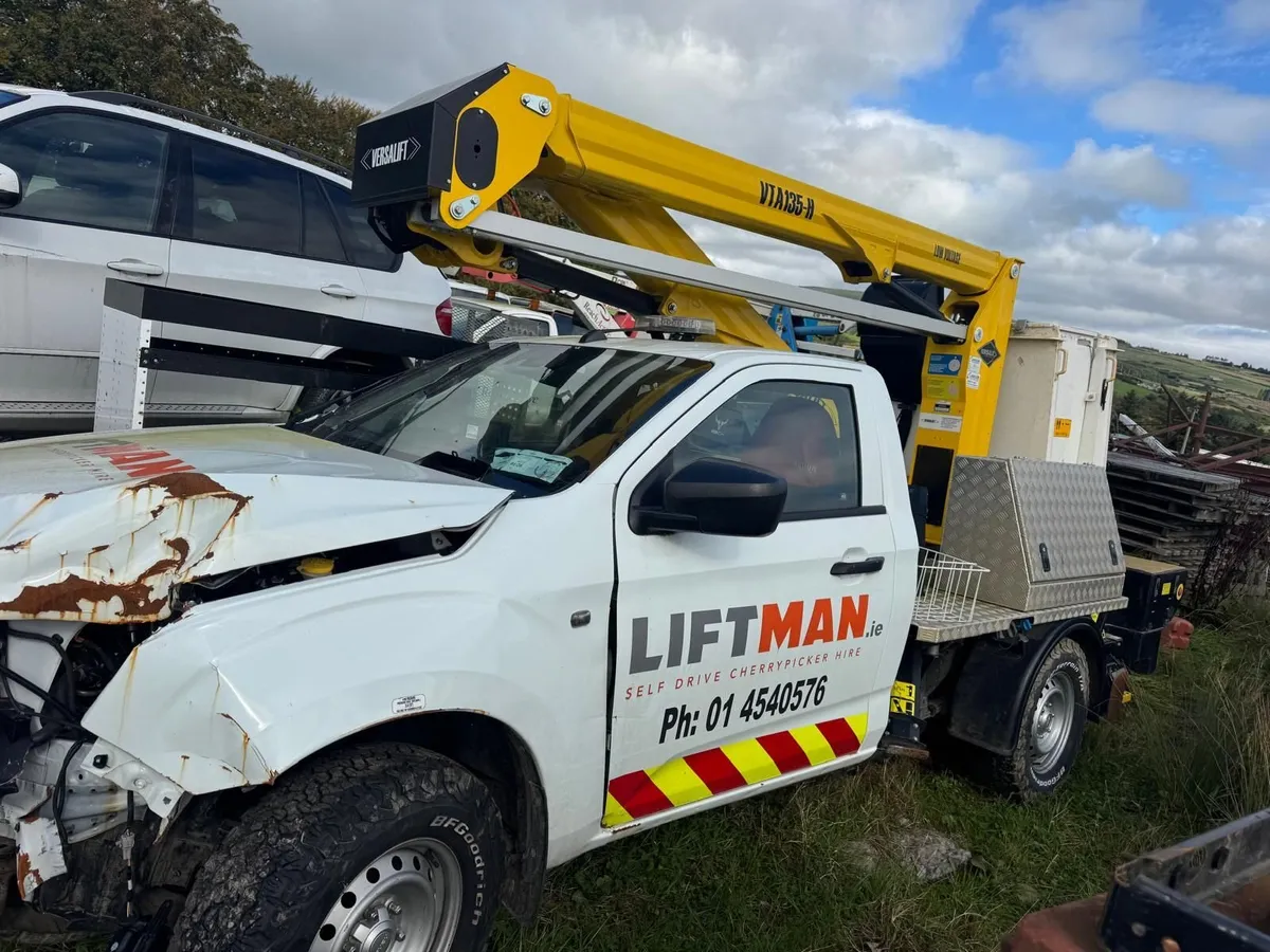 2023 Isuzu Versalift cherrypicker DAMAGED - Image 3