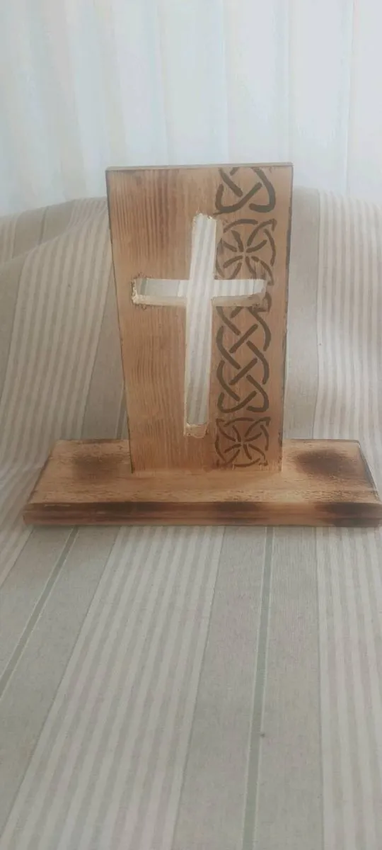 Wooden  cross display - Image 1