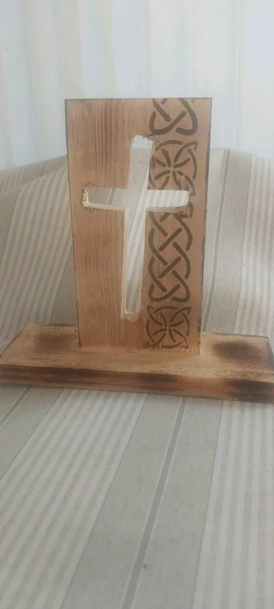 Wooden  cross display - Image 2