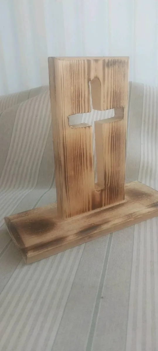 Wooden  cross display - Image 3