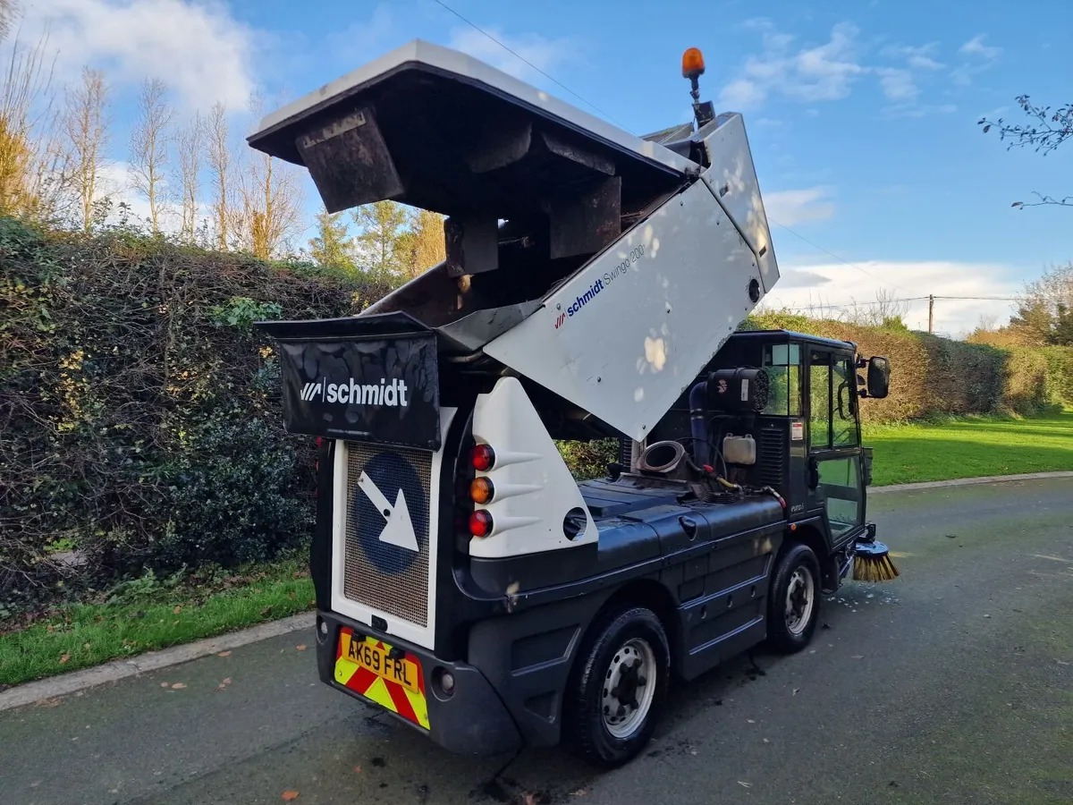Schmidt Swingo 200+ Roadsweeper Road Sweeper - Image 2