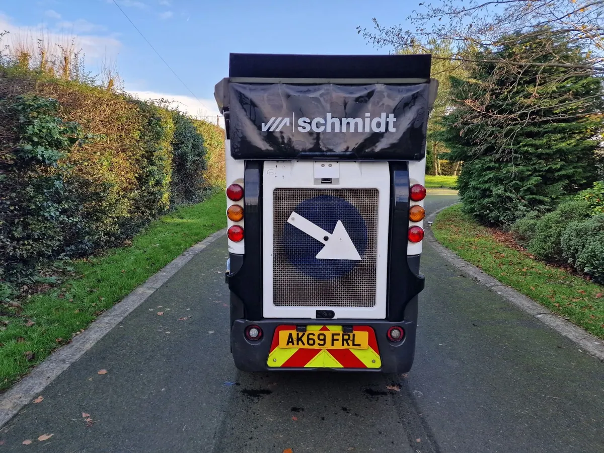 Schmidt Swingo 200+ Roadsweeper Road Sweeper - Image 4