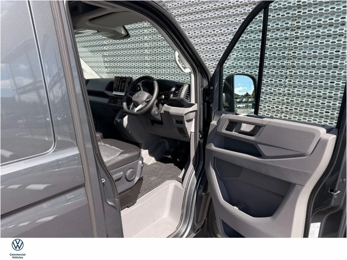 Volkswagen Crafter HIGHLINE 30 MWB 140HP AUTO FWD - Image 2