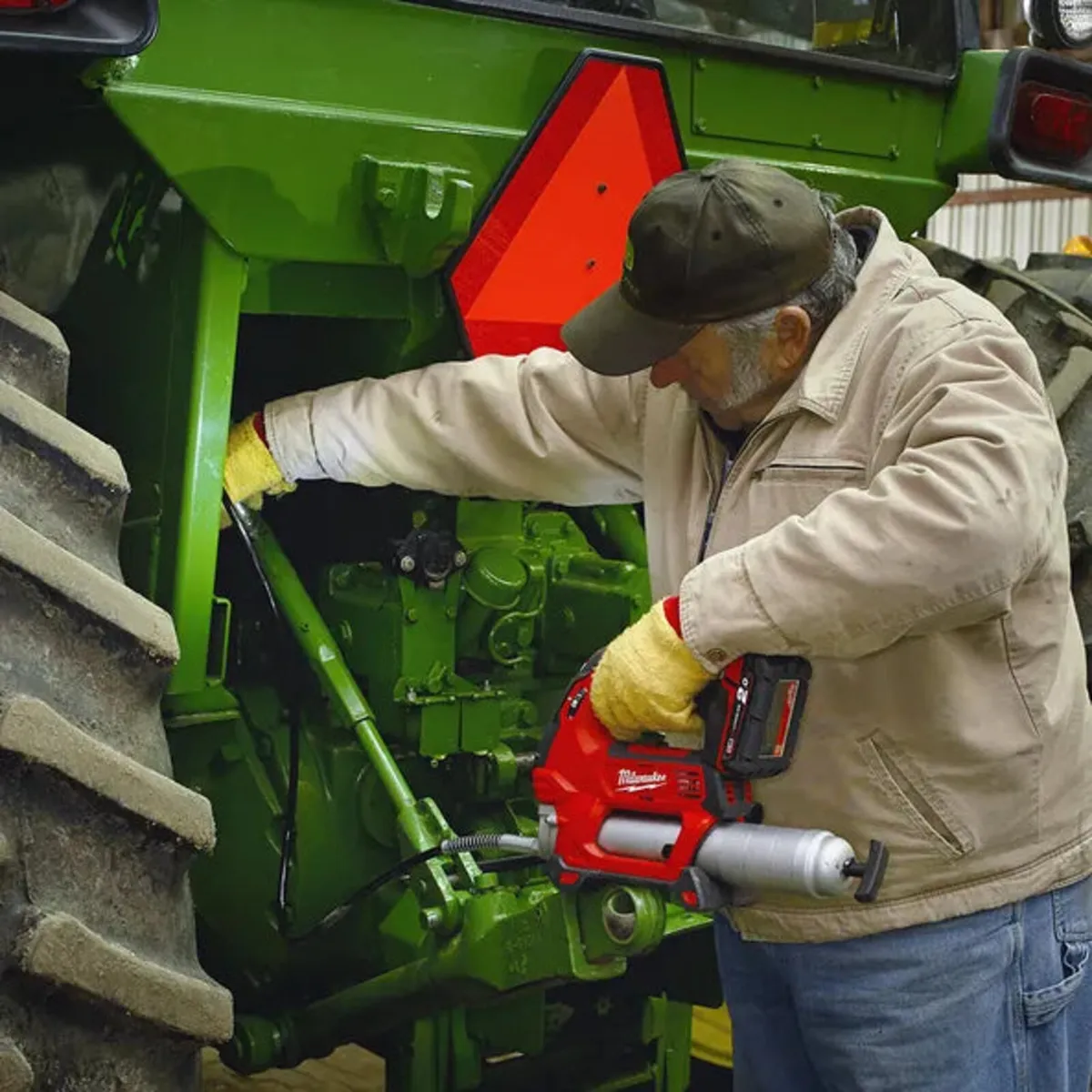 Milwaukee M18GG-0 M18 Cordless Grease Gun - Image 2