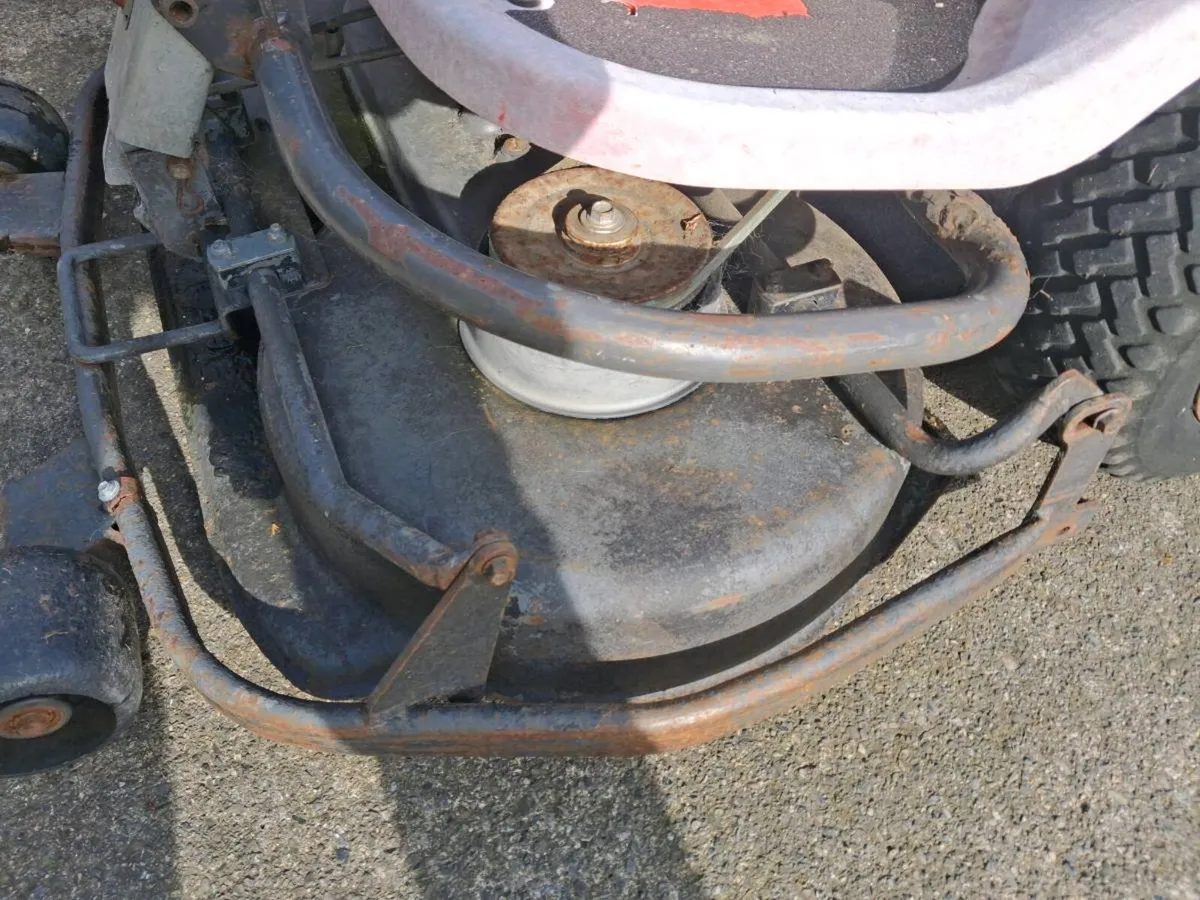 Husqvarna frontdeck lawnmower - Image 2