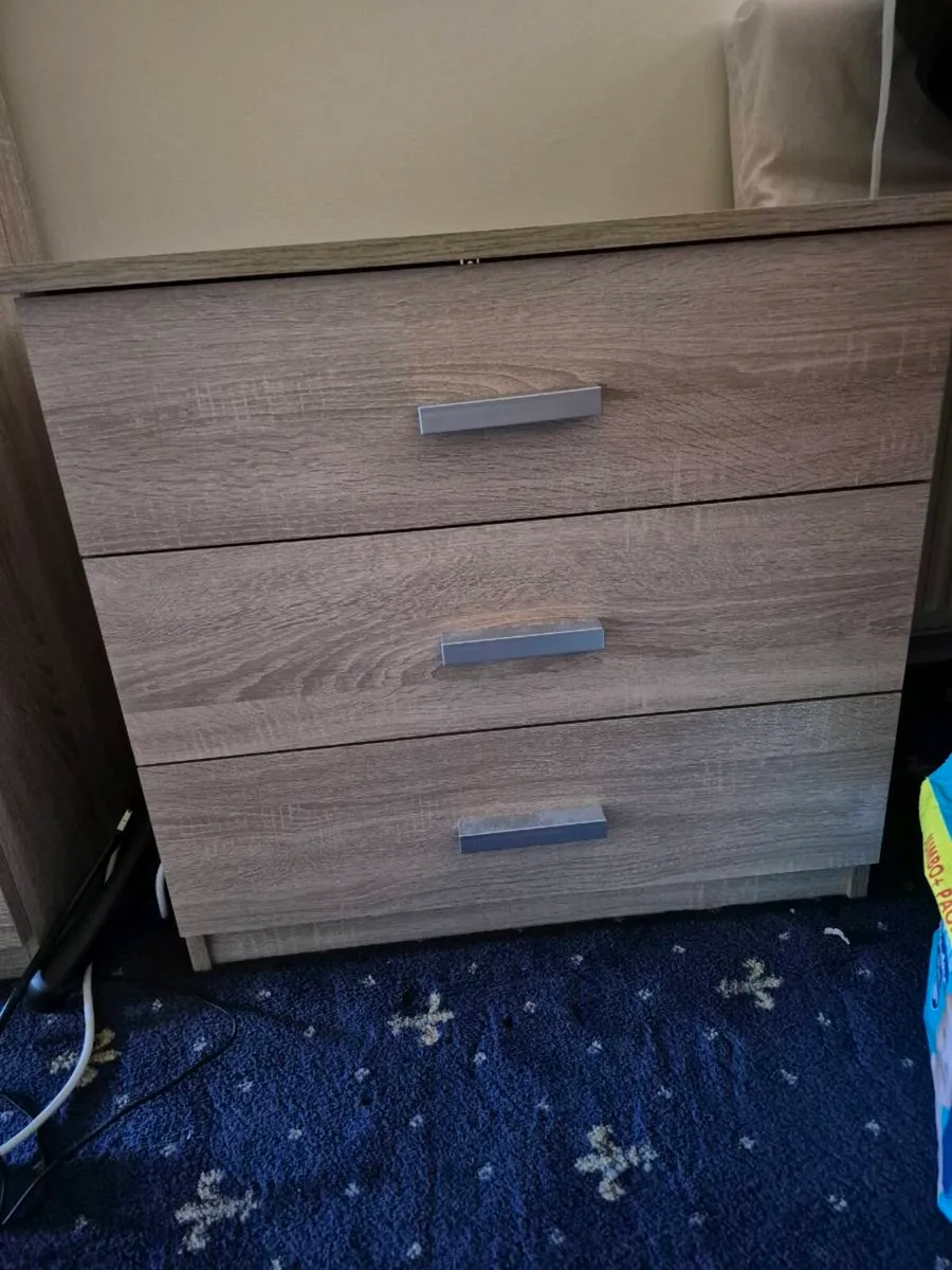 3 drawer chest - Image 1